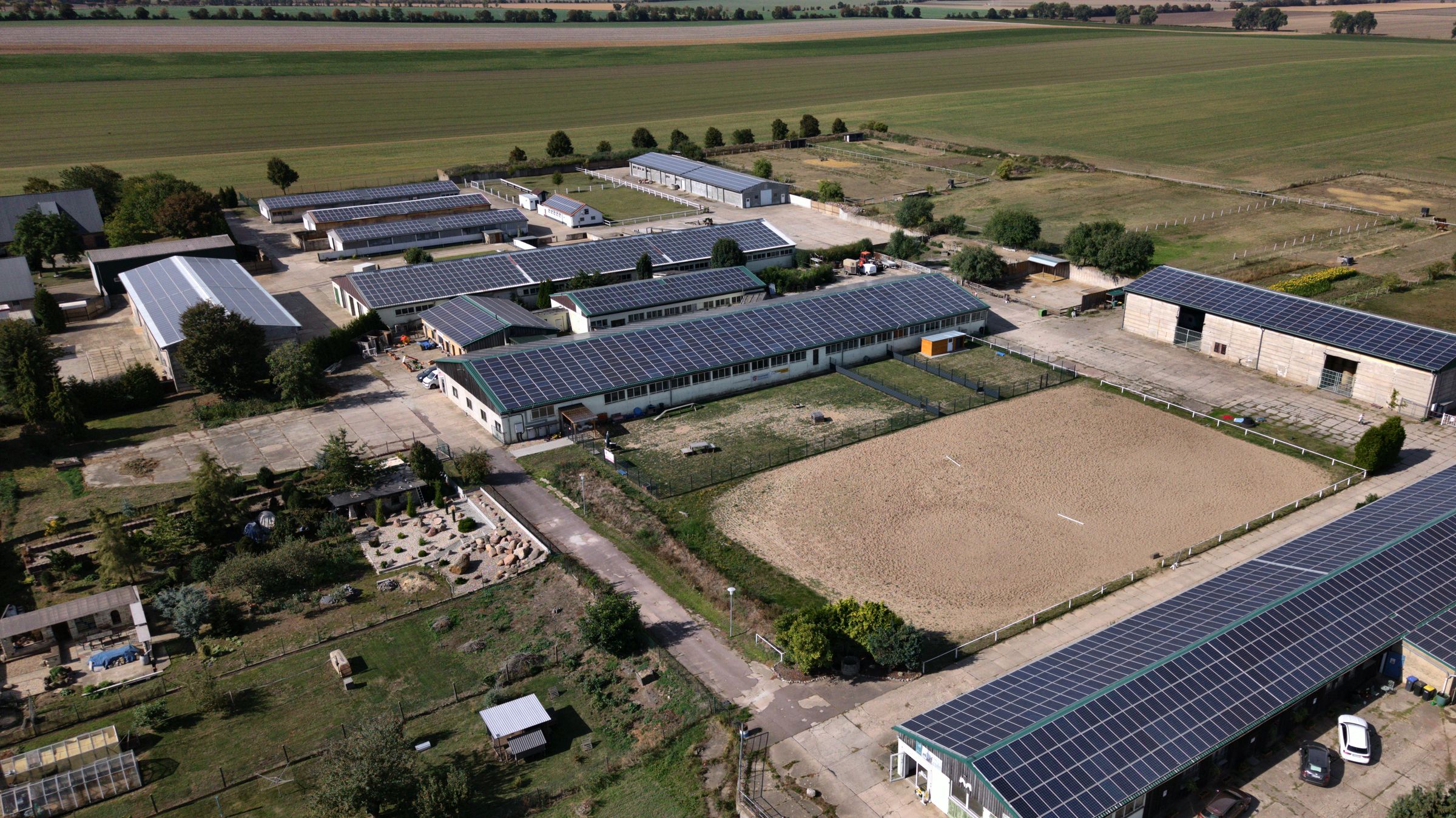 Luftbild von Wolter's Hof mit Reitplatz, Stallungen und Feldern am Ortsrand von Hohendodeleben.